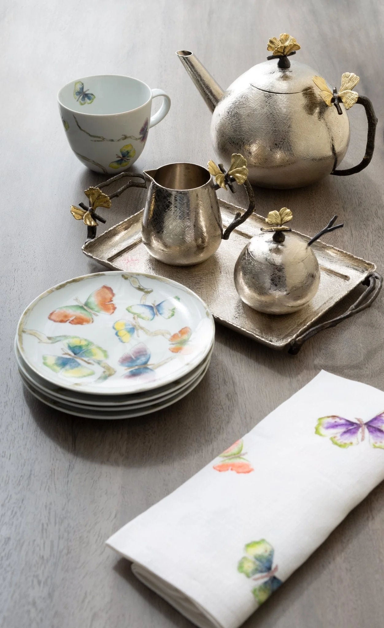 Luxusní stříbrná kulatá čajová konvice Butterfly Ginkgo od Michaela Arama se zlatými detaily nabízí výjimečný kovový design a eleganci. - Waterfall Bathrooms