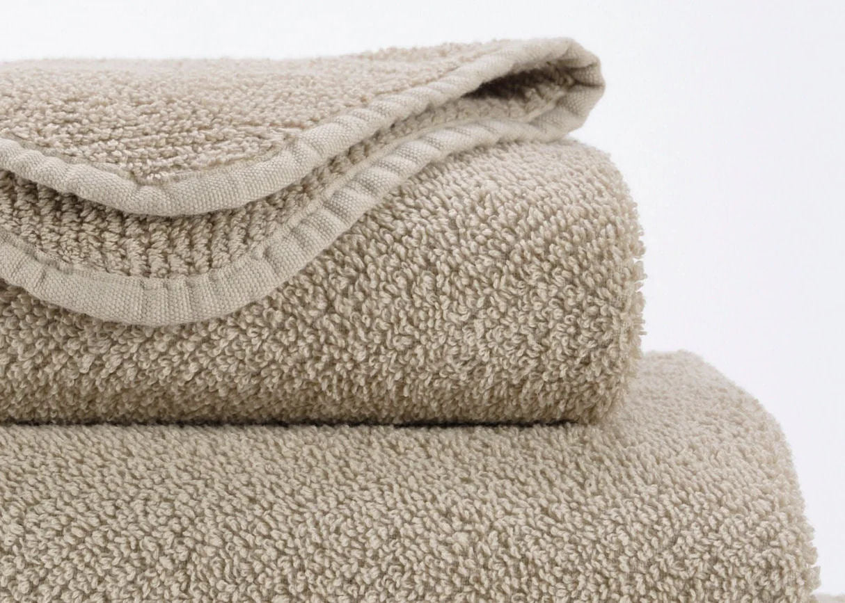 Luxusní béžový ručník 770 Linen ze 100% egyptské bavlny Giza 70 s texturou Twill Waterfall Bathrooms
