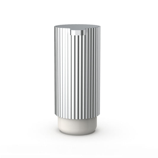 Luxusní dávkovač mýdla OF.LINE Aqua & Shell ze stříbrného drážkovaného hliníku a bílého porcelánu přináší do koupelny nadčasový design. - Waterfall Bathrooms