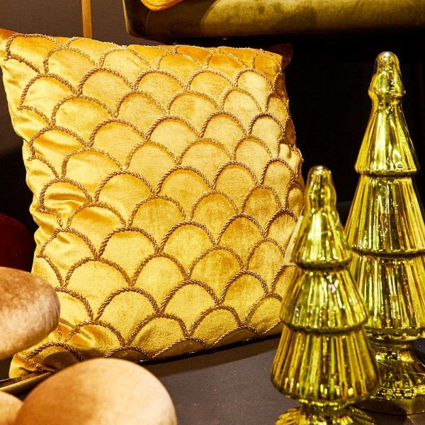 Luxusní žlutý dekorativní polštář Mermaid Yellow s elegantní korálkovou výšivkou přináší do interiéru prémiový styl - Waterfall Bathrooms