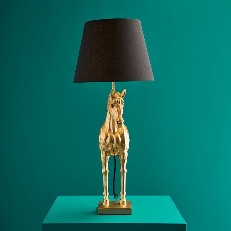 Luxusní designová stolní lampa Wendy se zlatým koněm a elegantním černým stínidlem dodá interiéru výjimečný styl - Waterfall Bathrooms