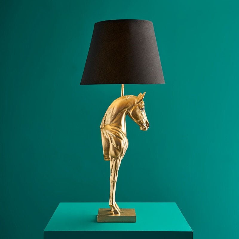 Luxusní designová stolní lampa Wendy se zlatým koněm a elegantním černým stínidlem dodá interiéru výjimečný styl - Waterfall Bathrooms