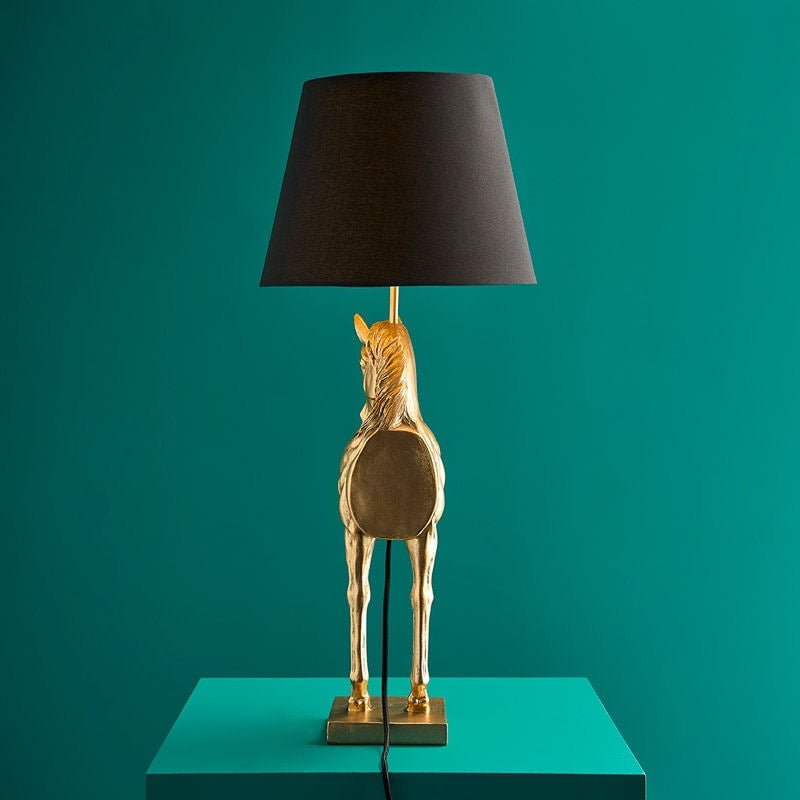 Luxusní designová stolní lampa Wendy se zlatým koněm a elegantním černým stínidlem dodá interiéru výjimečný styl - Waterfall Bathrooms