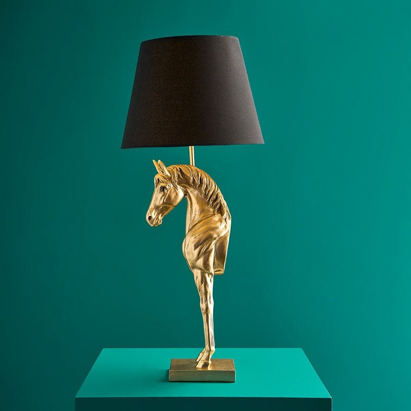 Luxusní designová stolní lampa Wendy se zlatým koněm a elegantním černým stínidlem dodá interiéru výjimečný styl - Waterfall Bathrooms