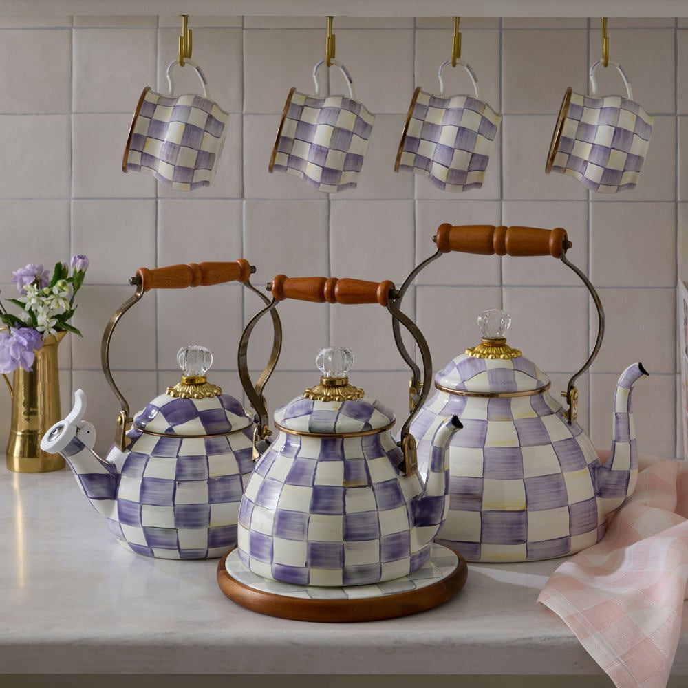 Luxusní fialová kostkovaná konvice na čaj MacKenzie-Childs Violet Check ze smaltované oceli s dřevěnou rukojetí Waterfall Bathrooms