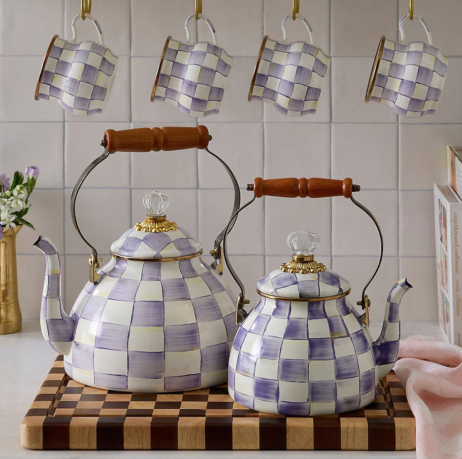 Luxusní fialová kostkovaná konvice na čaj MacKenzie-Childs Violet Check ze smaltované oceli s dřevěnou rukojetí Waterfall Bathrooms