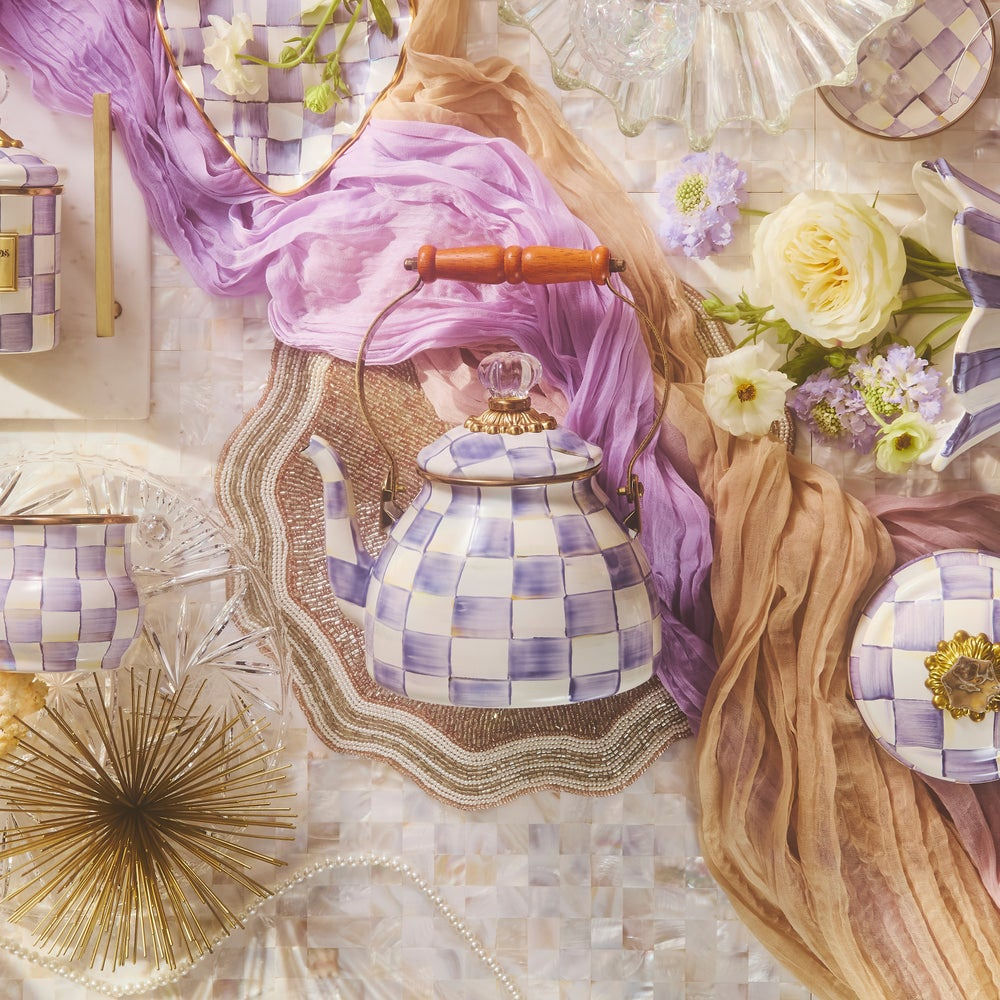 Luxusní fialová kostkovaná konvice na čaj MacKenzie-Childs Violet Check ze smaltované oceli s dřevěnou rukojetí Waterfall Bathrooms