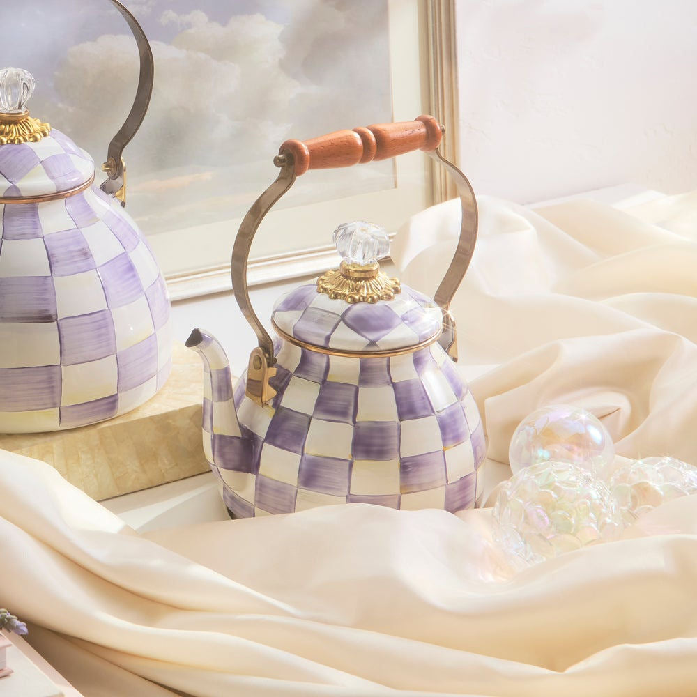 Luxusní fialová kostkovaná konvice na čaj MacKenzie-Childs Violet Check ze smaltované oceli s dřevěnou rukojetí Waterfall Bathrooms