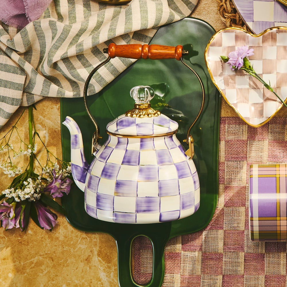 Luxusní fialová kostkovaná konvice na čaj MacKenzie-Childs Violet Check ze smaltované oceli s dřevěnou rukojetí Waterfall Bathrooms