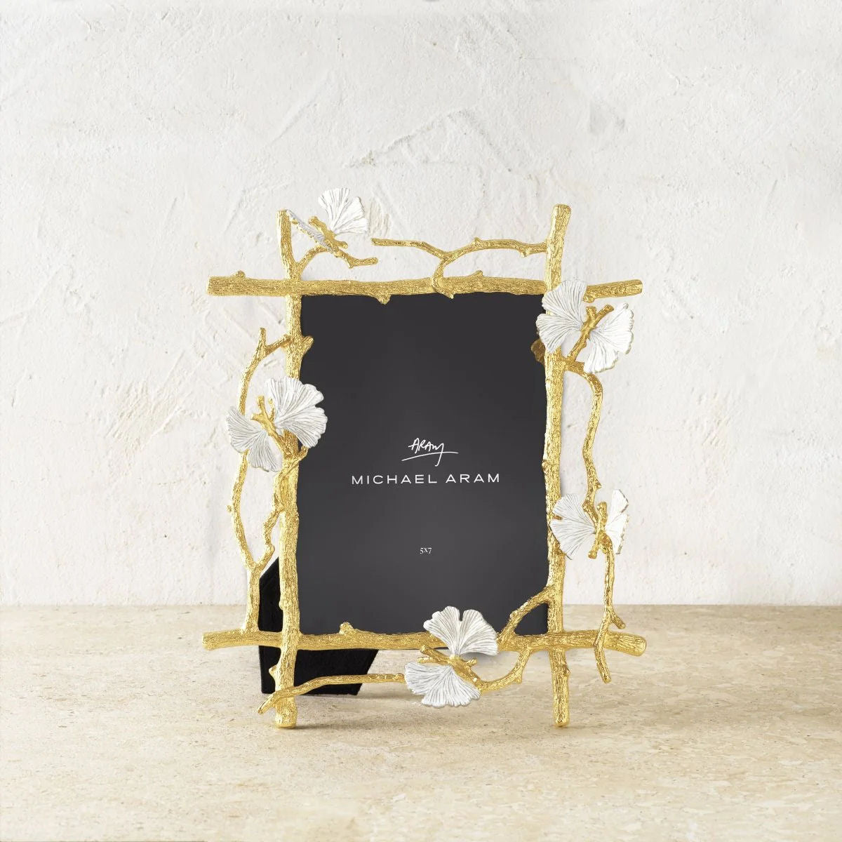 Luxusní kovový fotorámeček Michael Aram Butterfly Ginkgo Gold v elegantní zlaté a bílé barvě ozdobí každý prémiový interiér - Waterfall Bathrooms