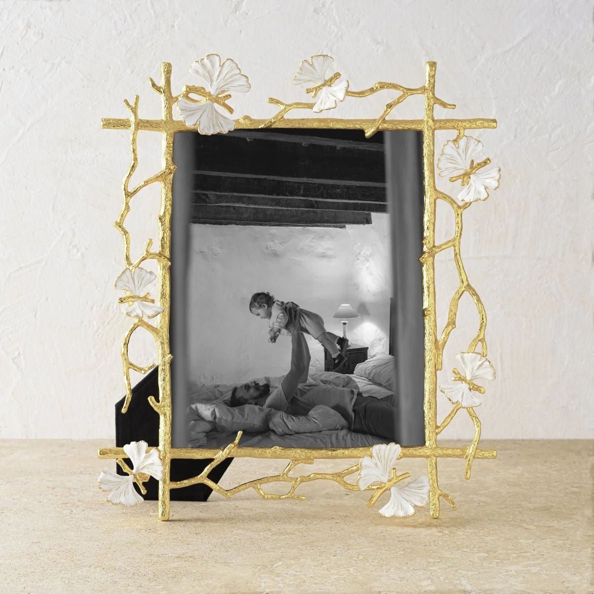Luxusní kovový fotorámeček Michael Aram Butterfly Ginkgo Gold v elegantní zlaté a bílé barvě ozdobí každý prémiový interiér - Waterfall Bathrooms