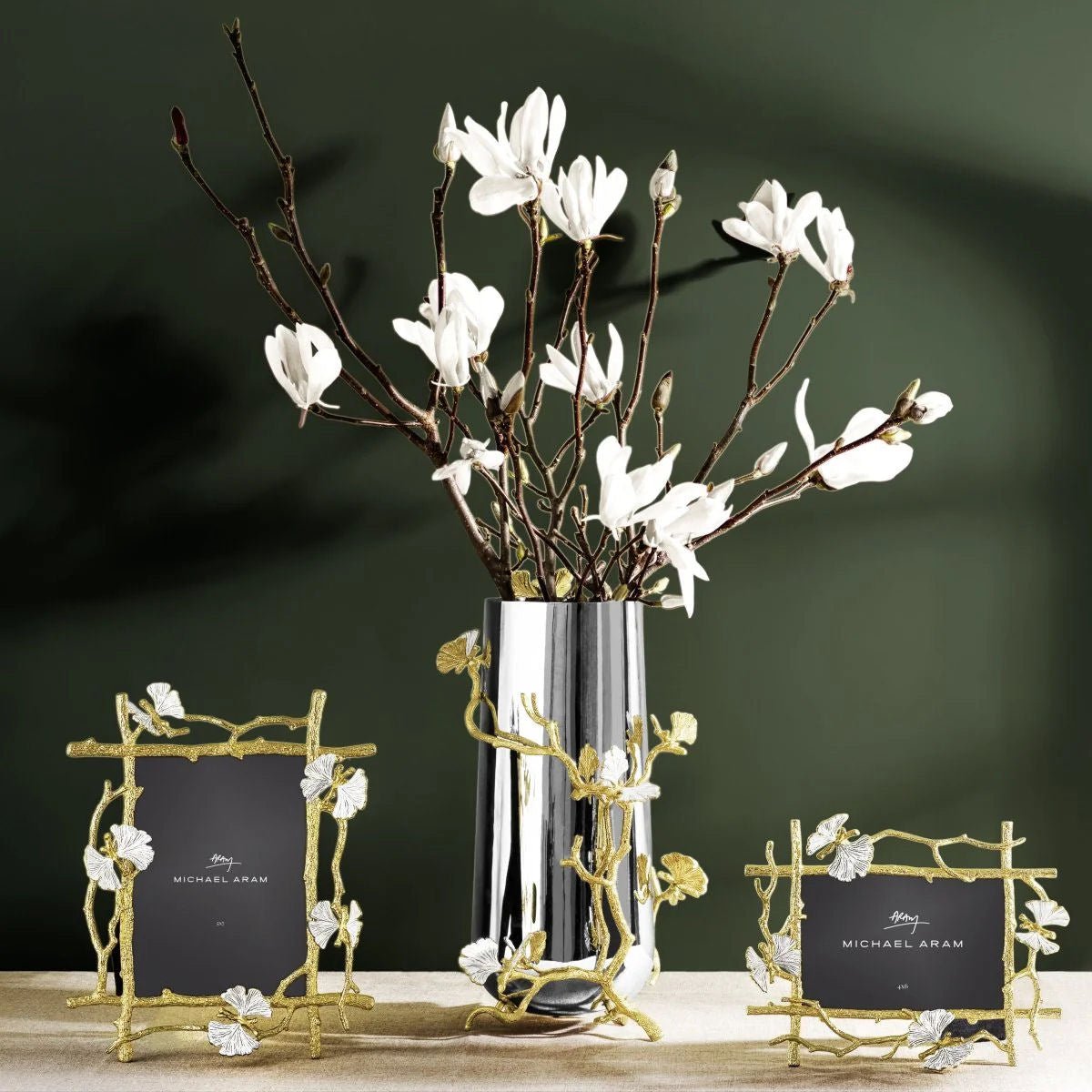 Luxusní kovový fotorámeček Michael Aram Butterfly Ginkgo Gold v elegantní zlaté a bílé barvě ozdobí každý prémiový interiér - Waterfall Bathrooms