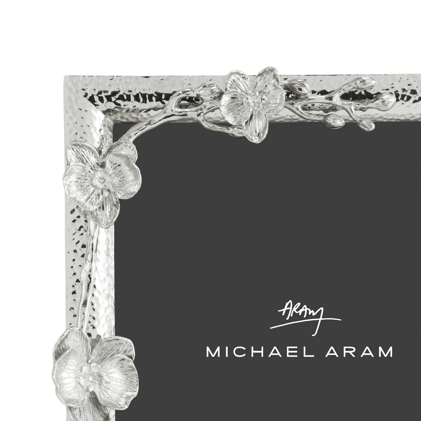 Luxusní stříbrný kovový fotorámeček bílá orchidej od značky Michael Aram zaujme elegantním motivem orchideje a detailním zpracováním - Waterfall Bathrooms