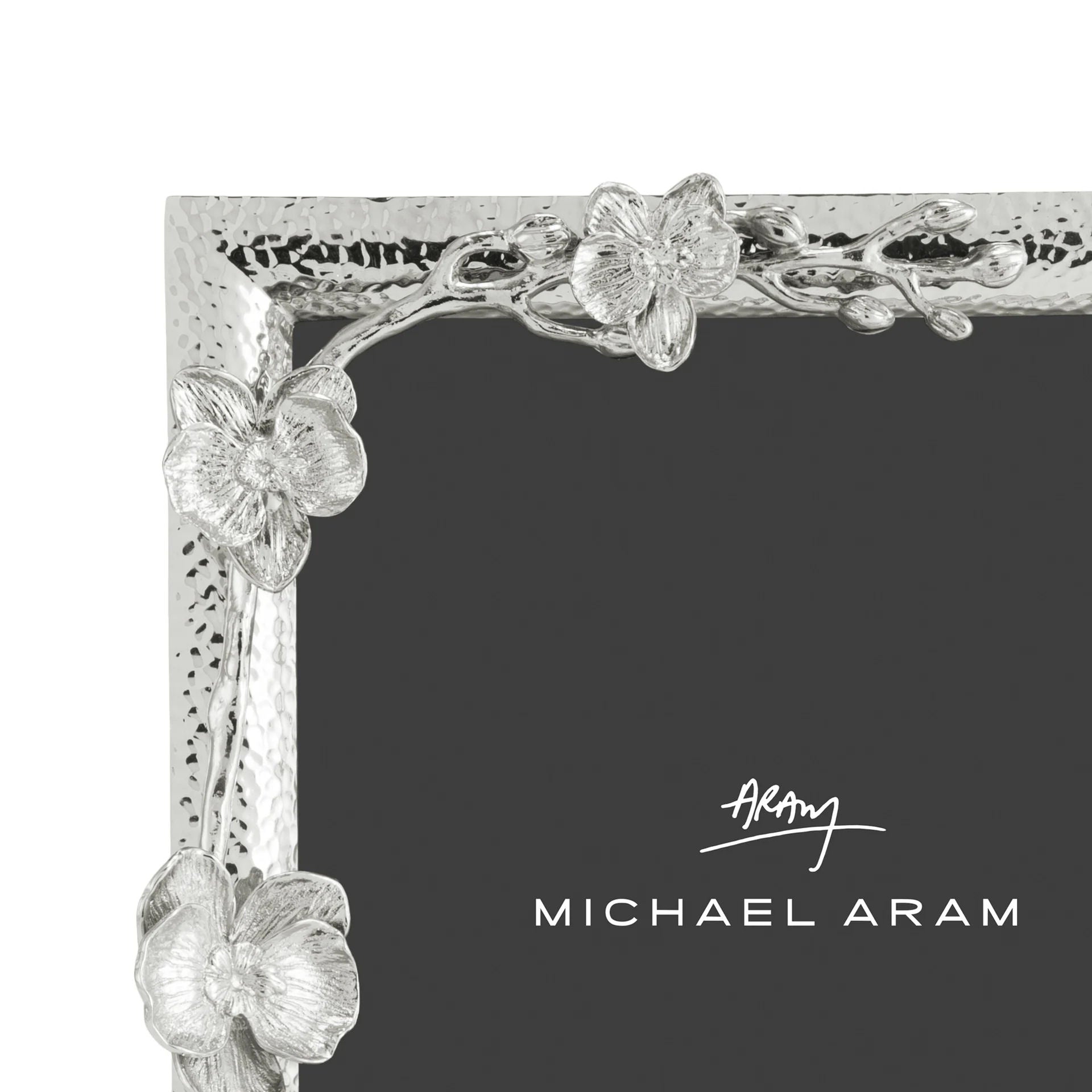 Luxusní stříbrný kovový fotorámeček bílá orchidej od značky Michael Aram zaujme elegantním motivem orchideje a detailním zpracováním - Waterfall Bathrooms
