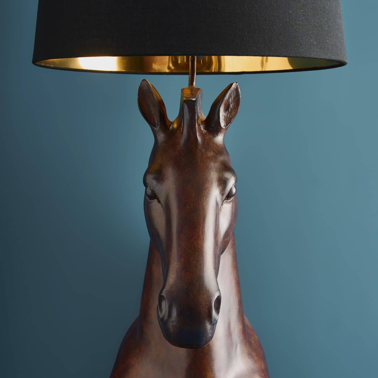 Luxusní hnědá stojací lampa Horse Amadeus s elegantním černým stínítkem je stylovým designovým doplňkem do vašeho interiéru - Waterfall Bathrooms