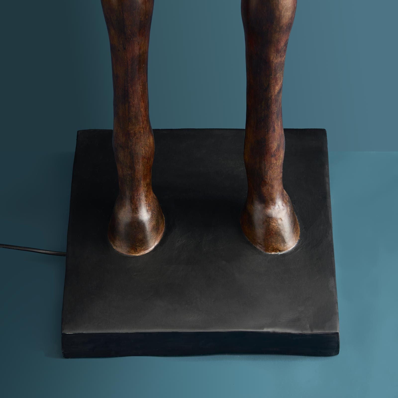 Luxusní hnědá stojací lampa Horse Amadeus s elegantním černým stínítkem je stylovým designovým doplňkem do vašeho interiéru - Waterfall Bathrooms