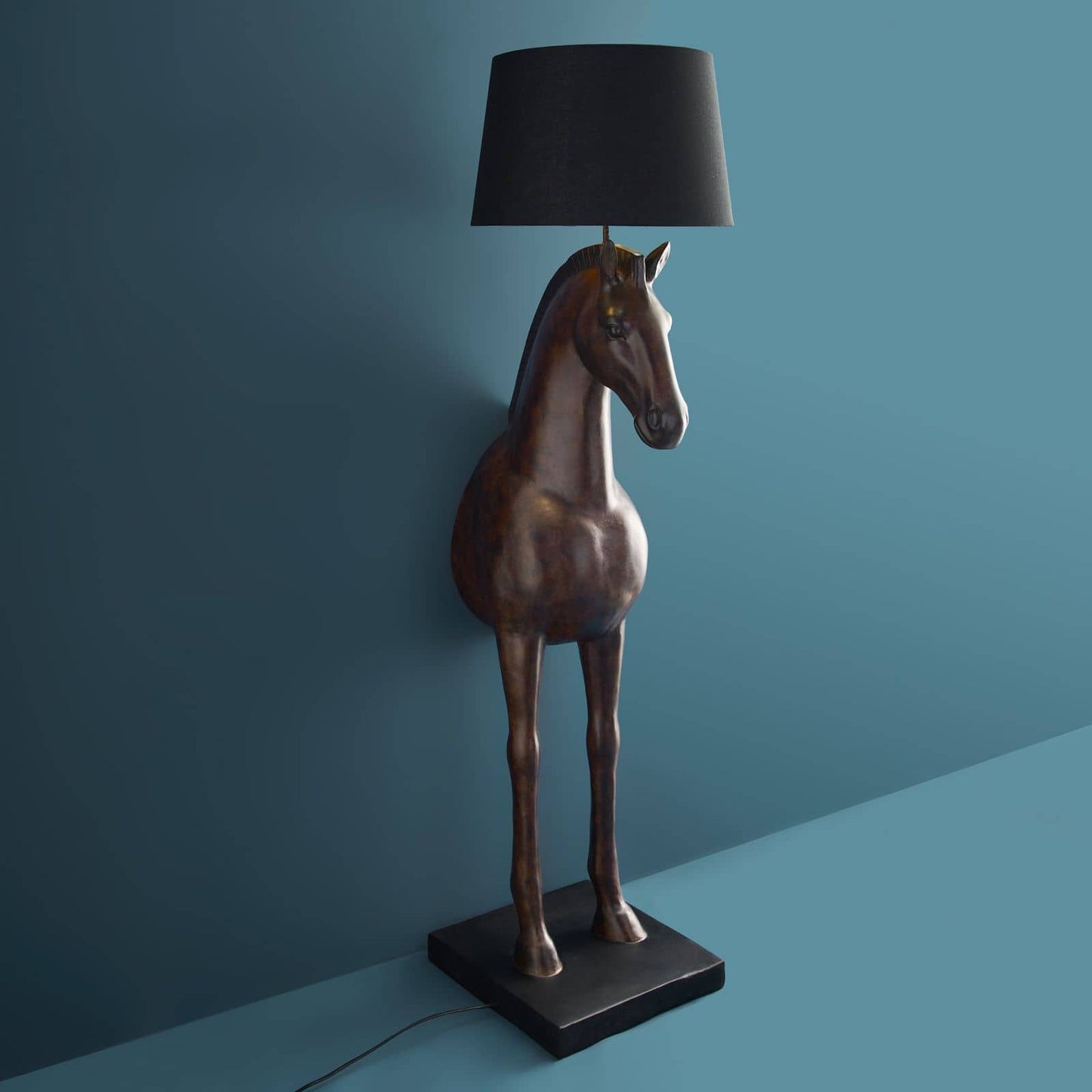 Luxusní hnědá stojací lampa Horse Amadeus s elegantním černým stínítkem je stylovým designovým doplňkem do vašeho interiéru - Waterfall Bathrooms