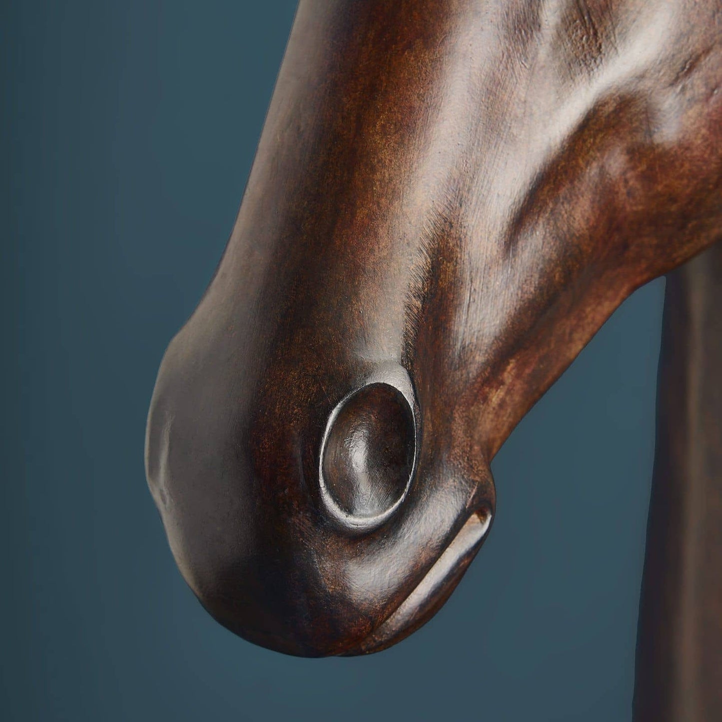 Luxusní hnědá stojací lampa Horse Amadeus s elegantním černým stínítkem je stylovým designovým doplňkem do vašeho interiéru - Waterfall Bathrooms