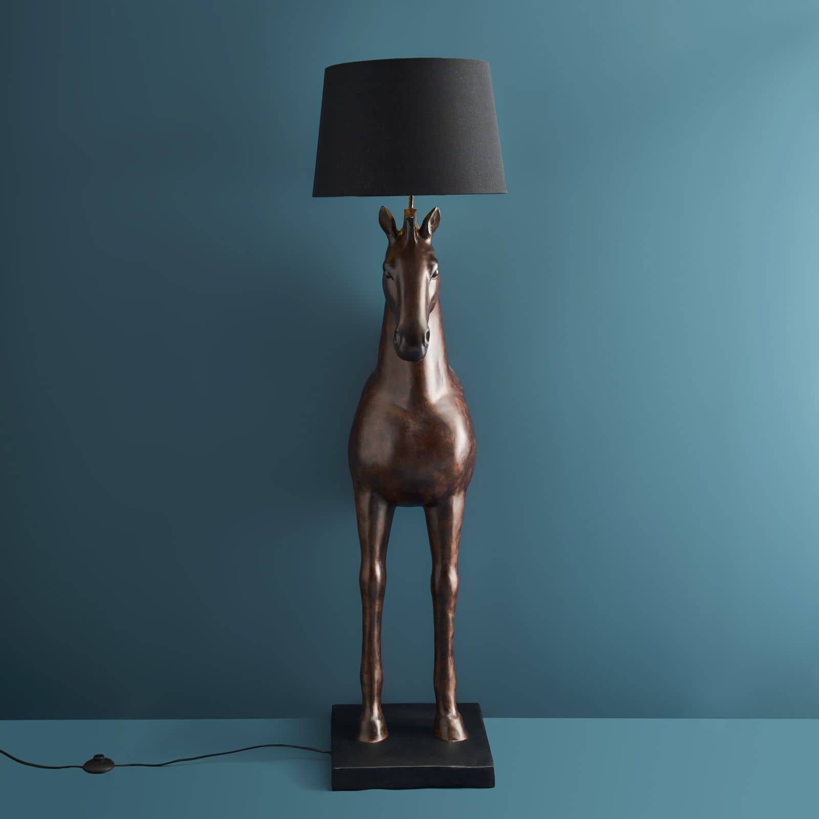 Luxusní hnědá stojací lampa Horse Amadeus s elegantním černým stínítkem je stylovým designovým doplňkem do vašeho interiéru - Waterfall Bathrooms