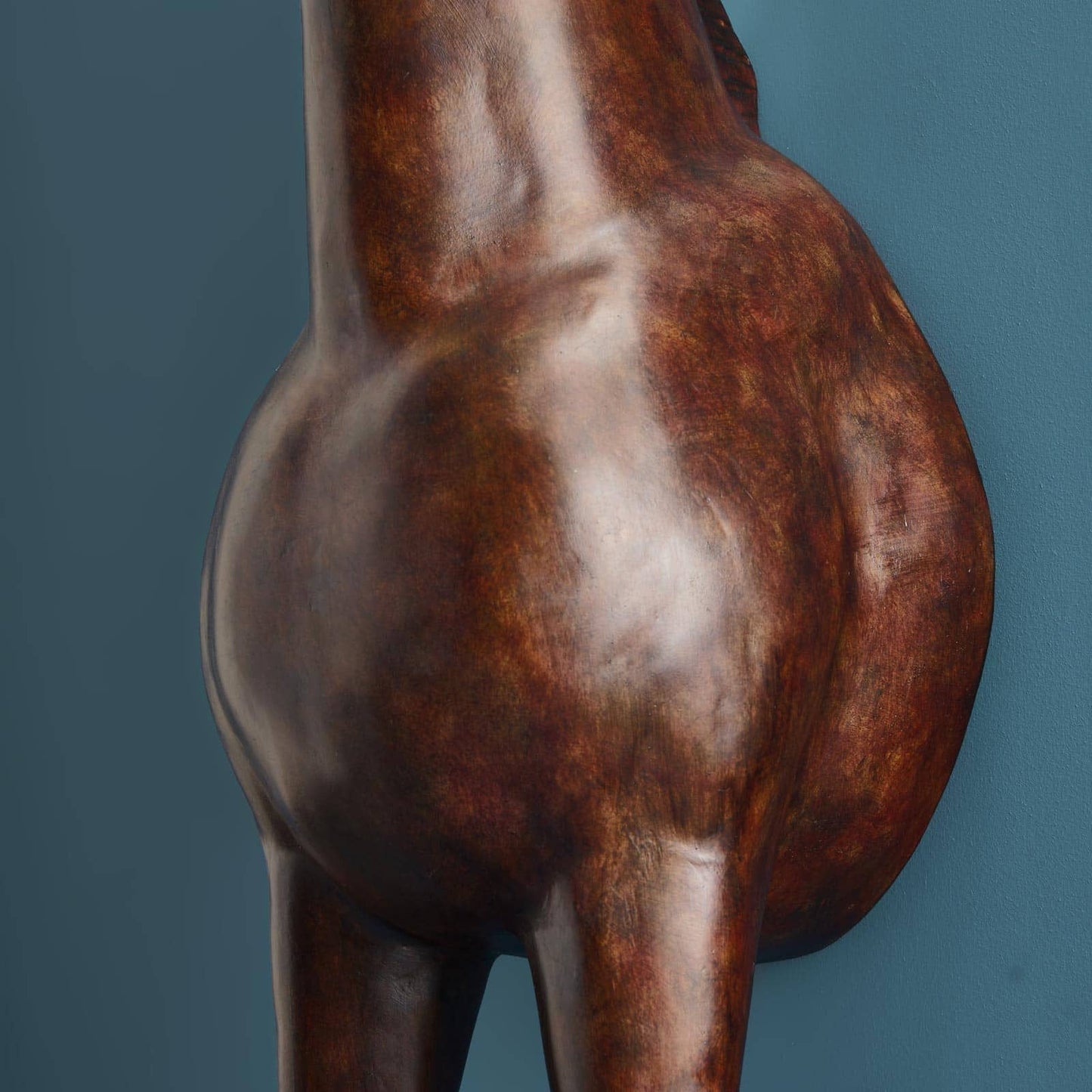 Luxusní hnědá stojací lampa Horse Amadeus s elegantním černým stínítkem je stylovým designovým doplňkem do vašeho interiéru - Waterfall Bathrooms