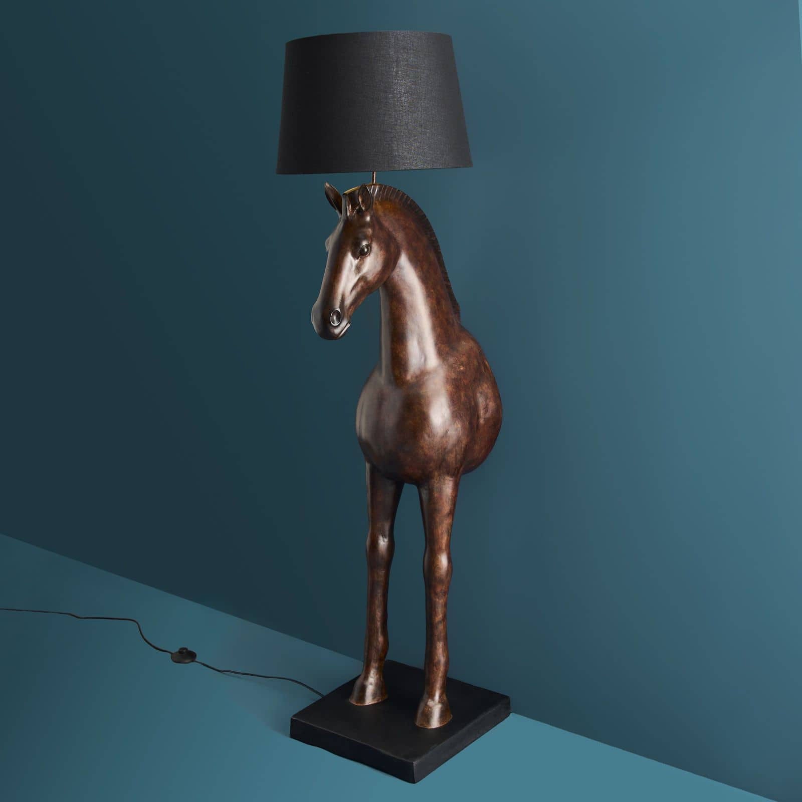 Luxusní hnědá stojací lampa Horse Amadeus s elegantním černým stínítkem je stylovým designovým doplňkem do vašeho interiéru - Waterfall Bathrooms