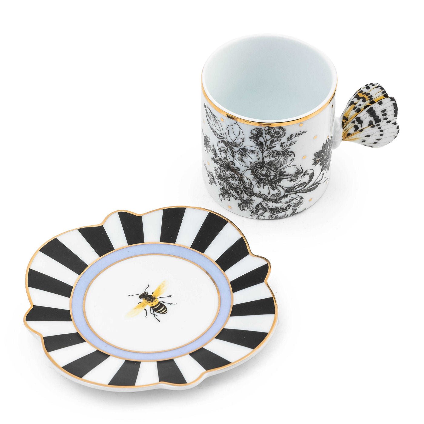 Luxusní keramický set hrnku a podšálku MacKenzie-Childs Butterfly Toile s uchem ve tvaru motýla a zlatým lemem Waterfall Bathrooms