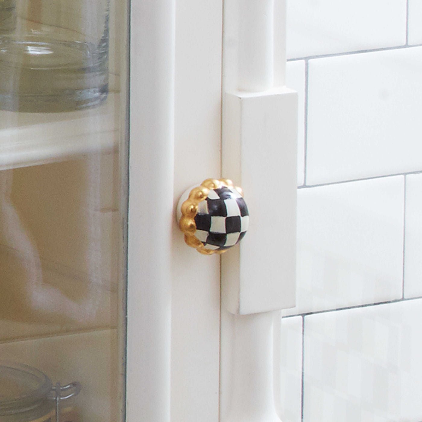 Luxusní kostkovaná keramická úchytka na nábytek MacKenzie-Childs Courtly Check Petit Four se zlatým lemem Waterfall Bathrooms
