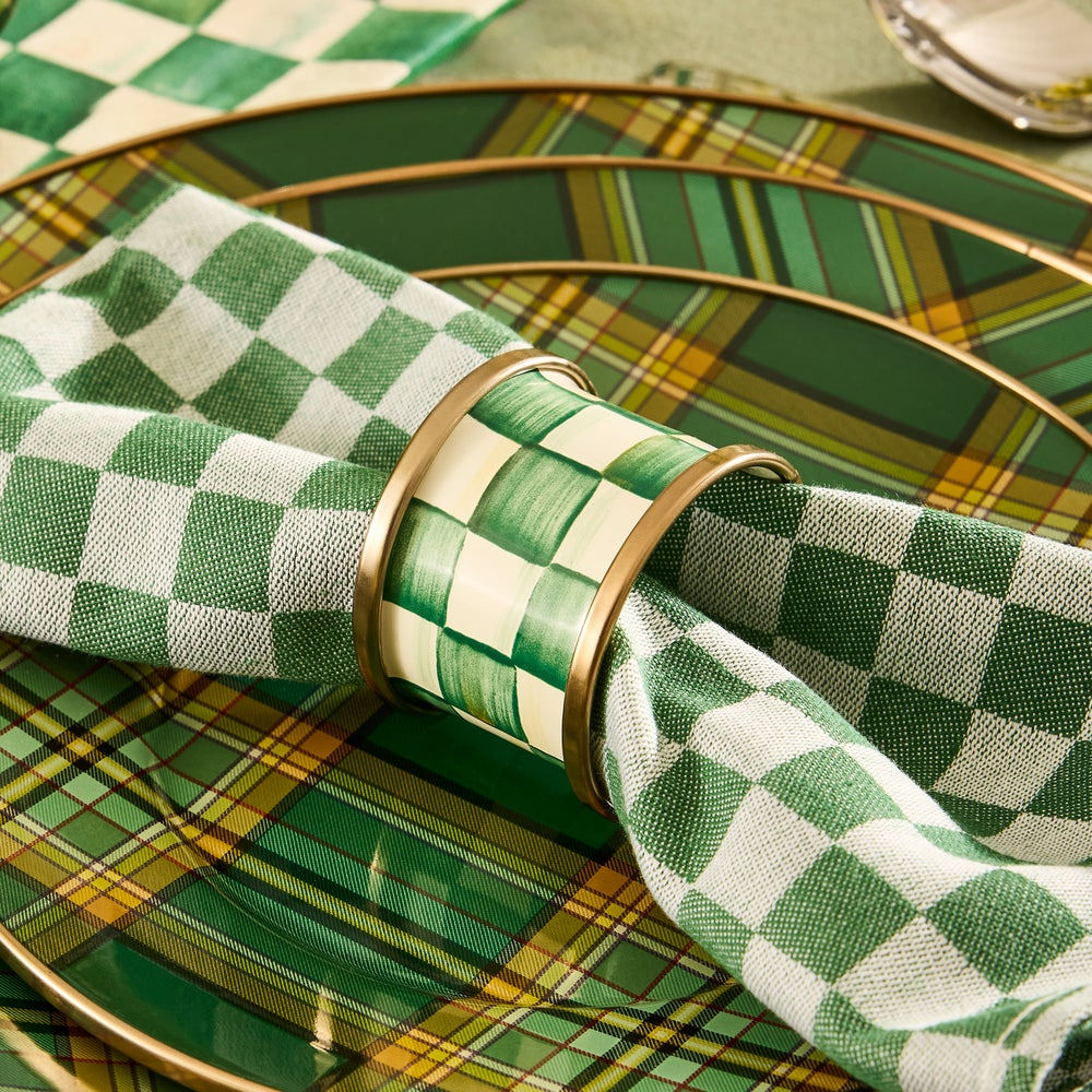 Luxusní sada 4 ks kostkovaných kroužků na ubrousky MacKenzie-Childs Emerald Check ze smaltované oceli smaragdově zelená Waterfall Bathrooms