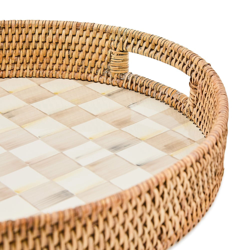 Luxusní kulatý kostkovaný servírovací podnos MacKenzie-Childs Mocha Check ze smaltované oceli s ratanovým okrajem Waterfall Bathrooms