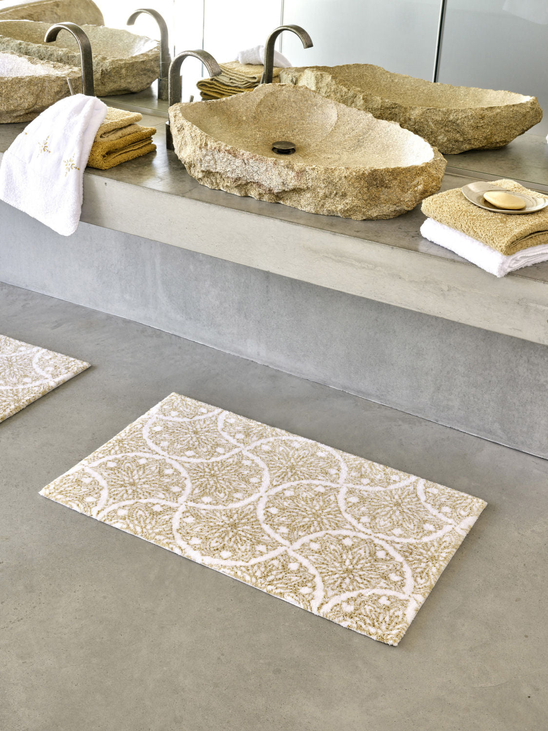 Luxusní obdélníková koupelnová předložka Alambra od Abyss & Habidecor s elegantním geometrickým vzorem v bílé, pískové a zlaté barvě Waterfall Bathrooms