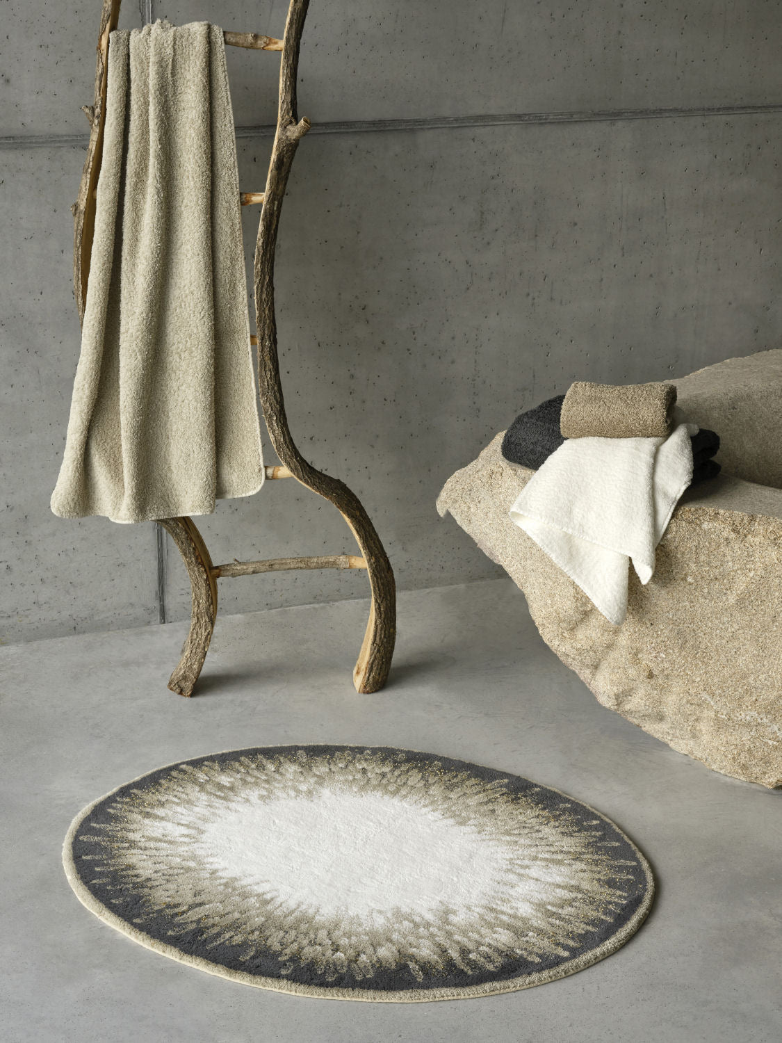 Luxusní oválná koupelnová předložka Atom od Abyss & Habidecor s bílým středem a tmavým žíhaným okrajem v přírodních tónech Waterfall Bathrooms