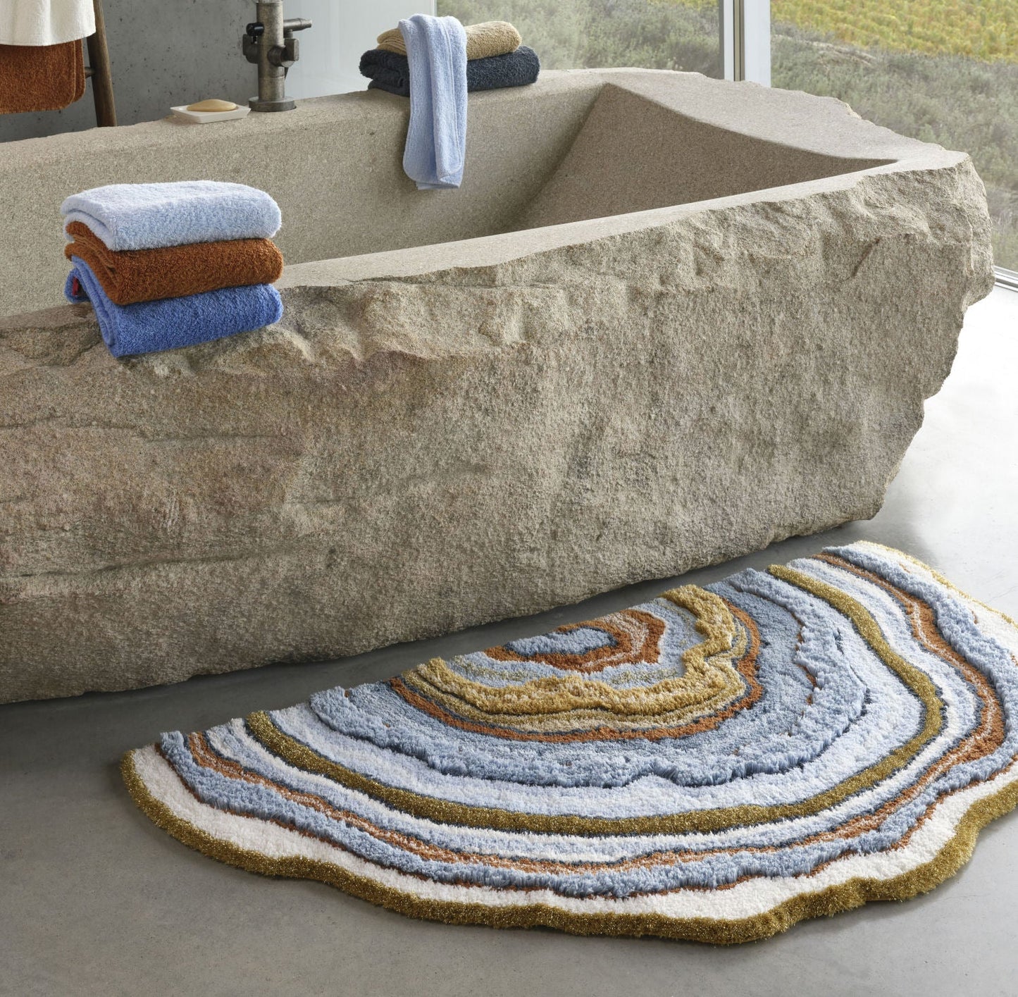Luxusní designová koupelnová předložka Celora od Abyss & Habidecor v asymetrickém tvaru s modrými, béžovými a zlatými tóny Waterfall Bathrooms