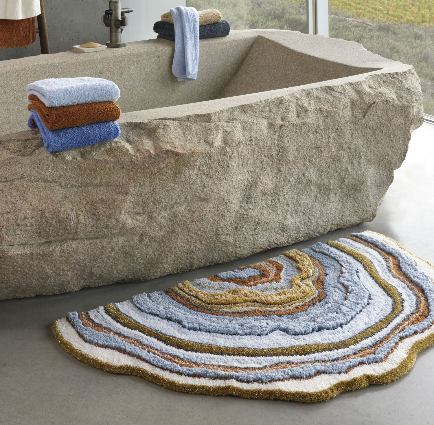 Luxusní designová koupelnová předložka Celora od Abyss & Habidecor v asymetrickém tvaru s modrými, béžovými a zlatými tóny Waterfall Bathrooms