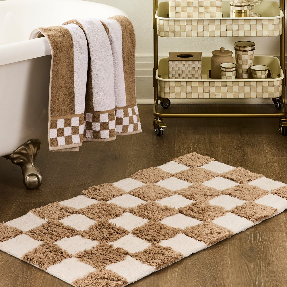 Luxusní bavlněná koupelnová předložka MacKenzie-Childs Checkerboard Taupe s šedohnědým šachovnicovým vzorem Waterfall Bathrooms