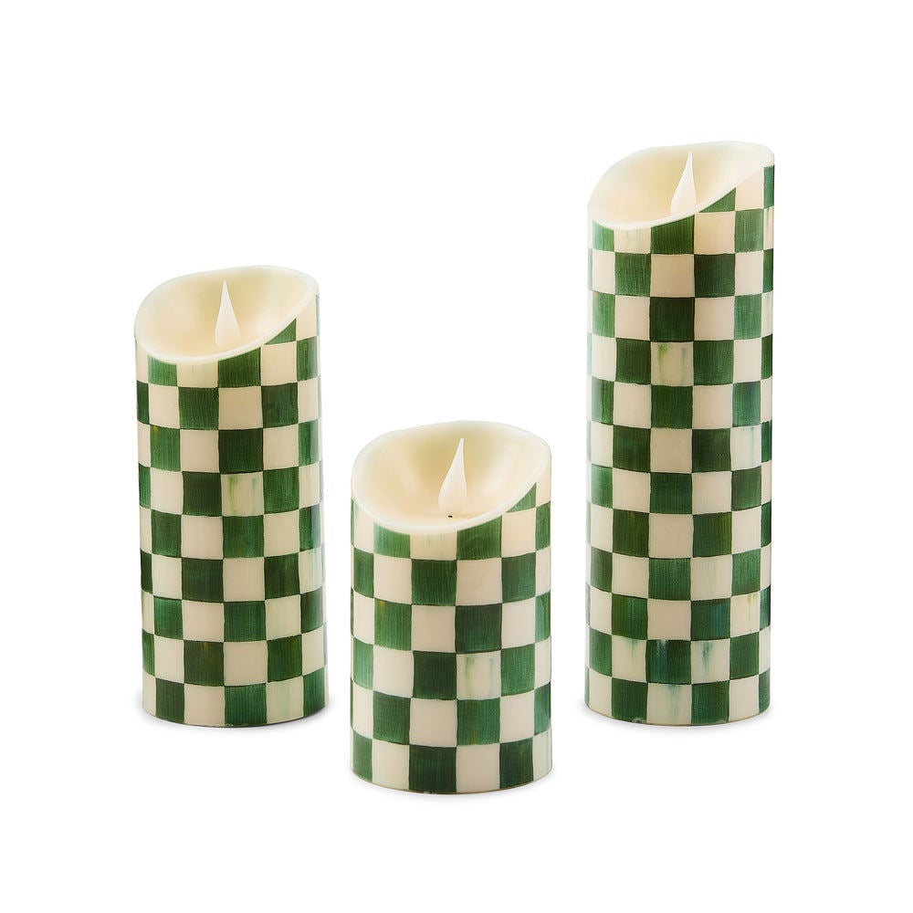 Luxusní vysoká zelená LED svíčka MacKenzie-Childs Emerald Check se smaragdovým vzorem a výškou 18 cm Waterfall Bathrooms