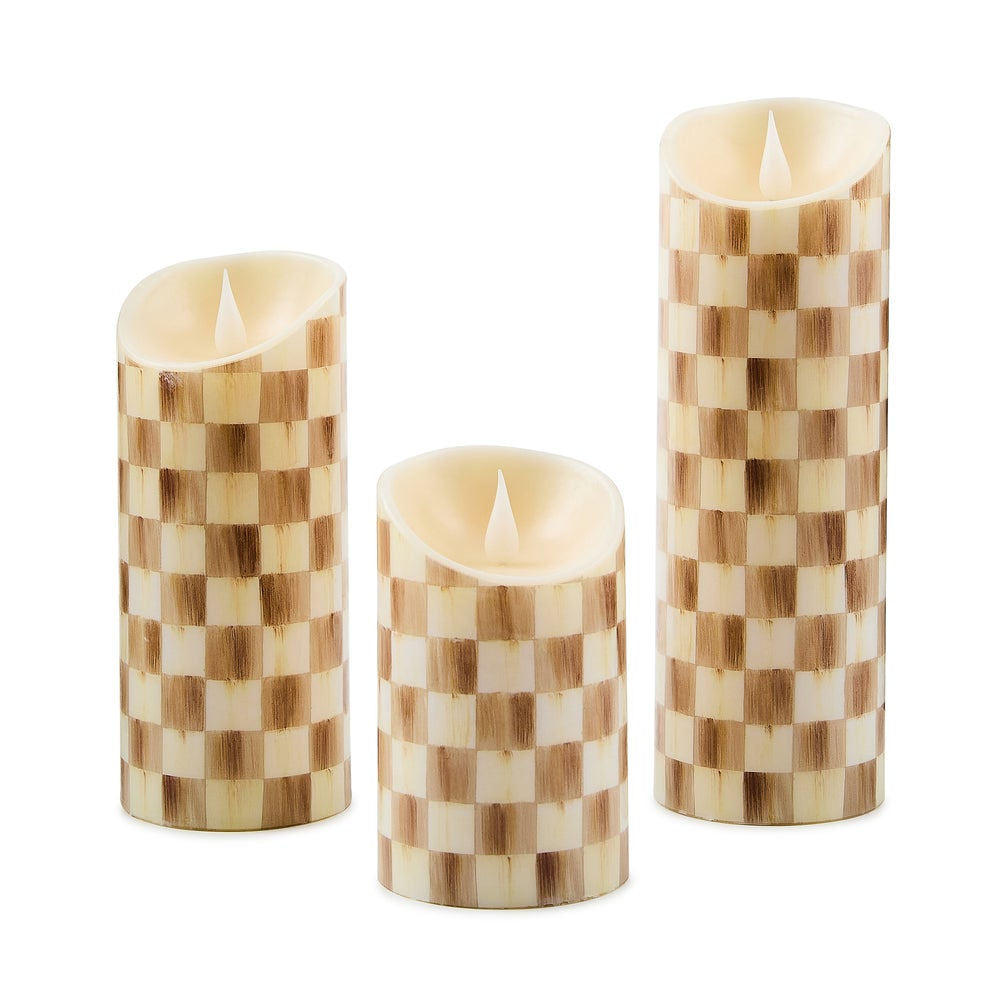 Luxusní malá LED svíčka MacKenzie-Childs Mocha Check s hnědo-krémovým kostkovaným vzorem Waterfall Bathrooms