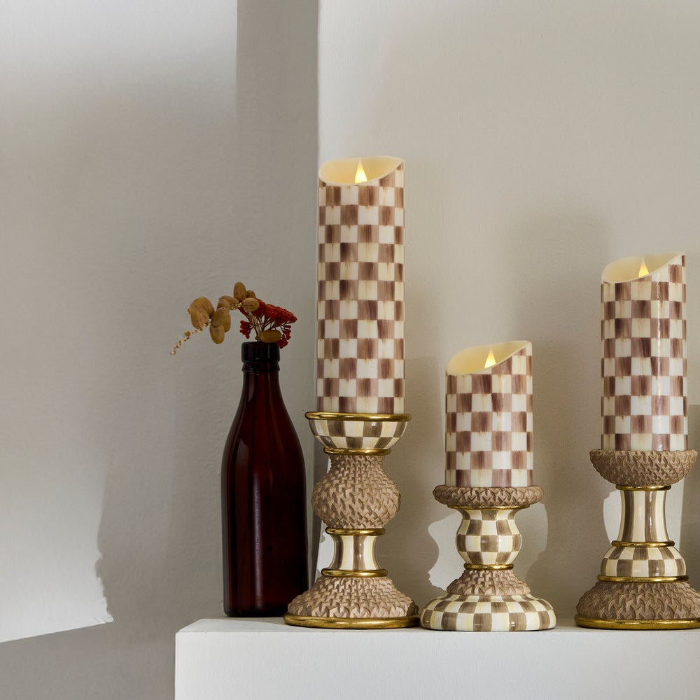 Luxusní LED svíčka MacKenzie-Childs Mocha Check s hnědo-krémovým kostkovaným vzorem Waterfall Bathrooms
