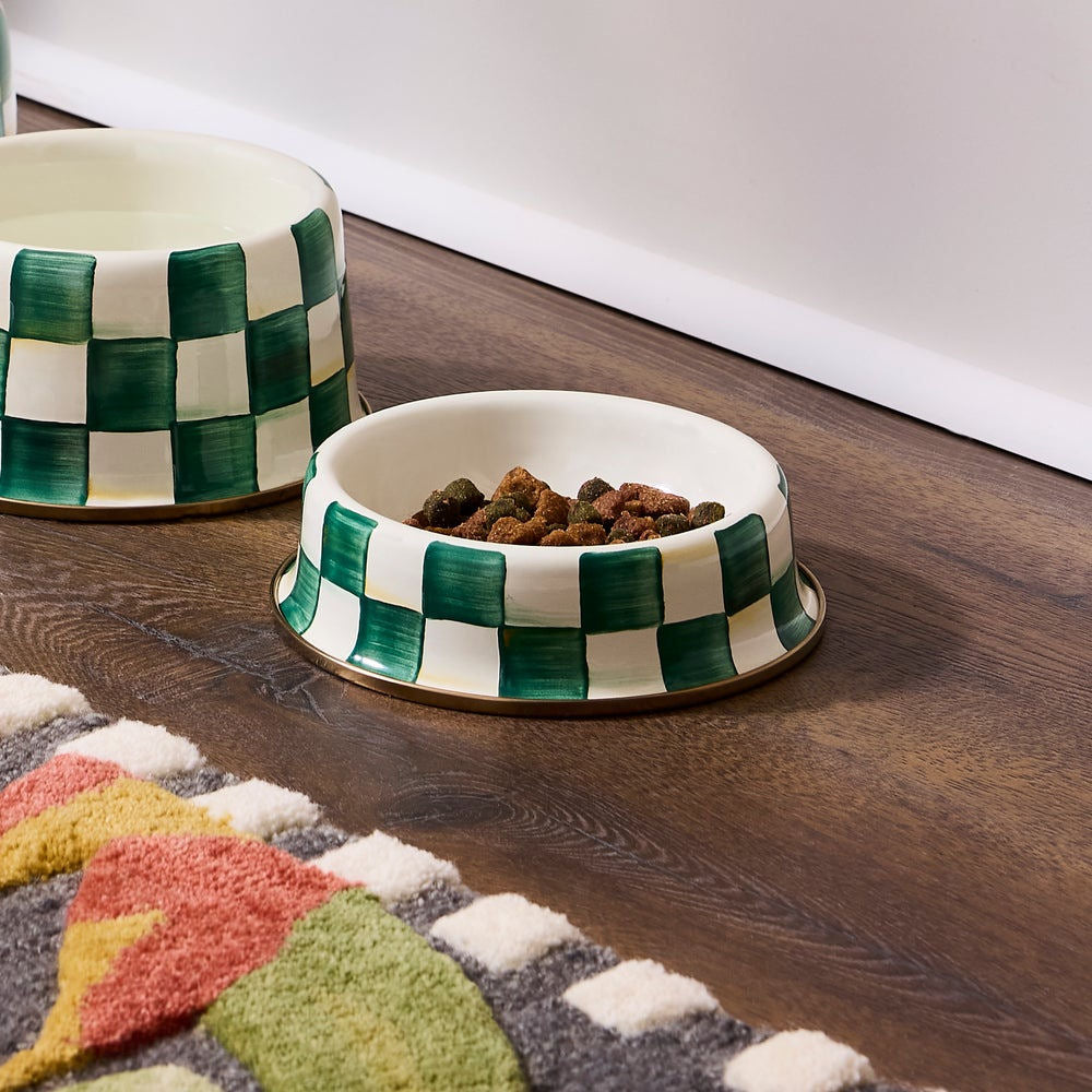 Luxusní smaragdově zelená malá smaltovaná miska pro kočky MacKenzie-Childs Emerald Check s bronzovým lemem Waterfall Bathrooms