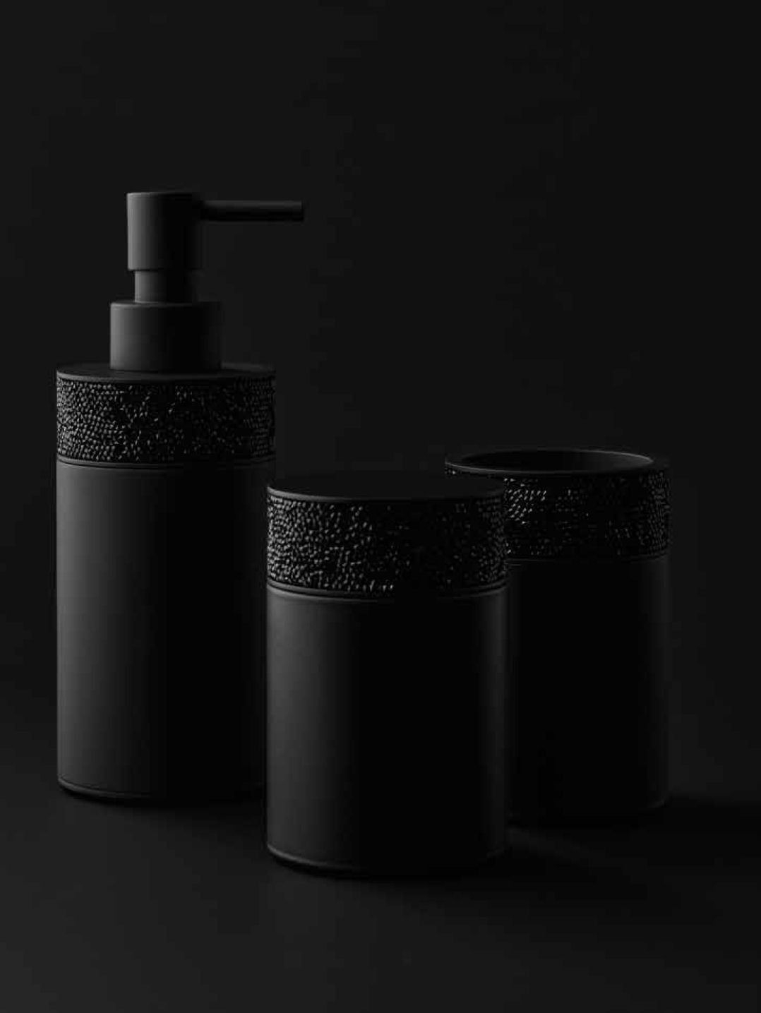 Luxusní matně černý box na kapesníky s krystaly Swarovski® Rocks představuje elegantní a stylový doplněk do koupelny - Waterfall Bathrooms