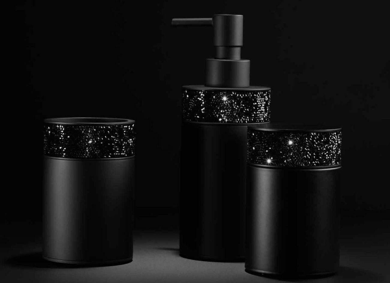Luxusní matně černý dávkovač mýdla Decor Walther Rocks zdobený krystaly Swarovski® přináší do koupelny dokonalou eleganci - Waterfall Bathrooms
