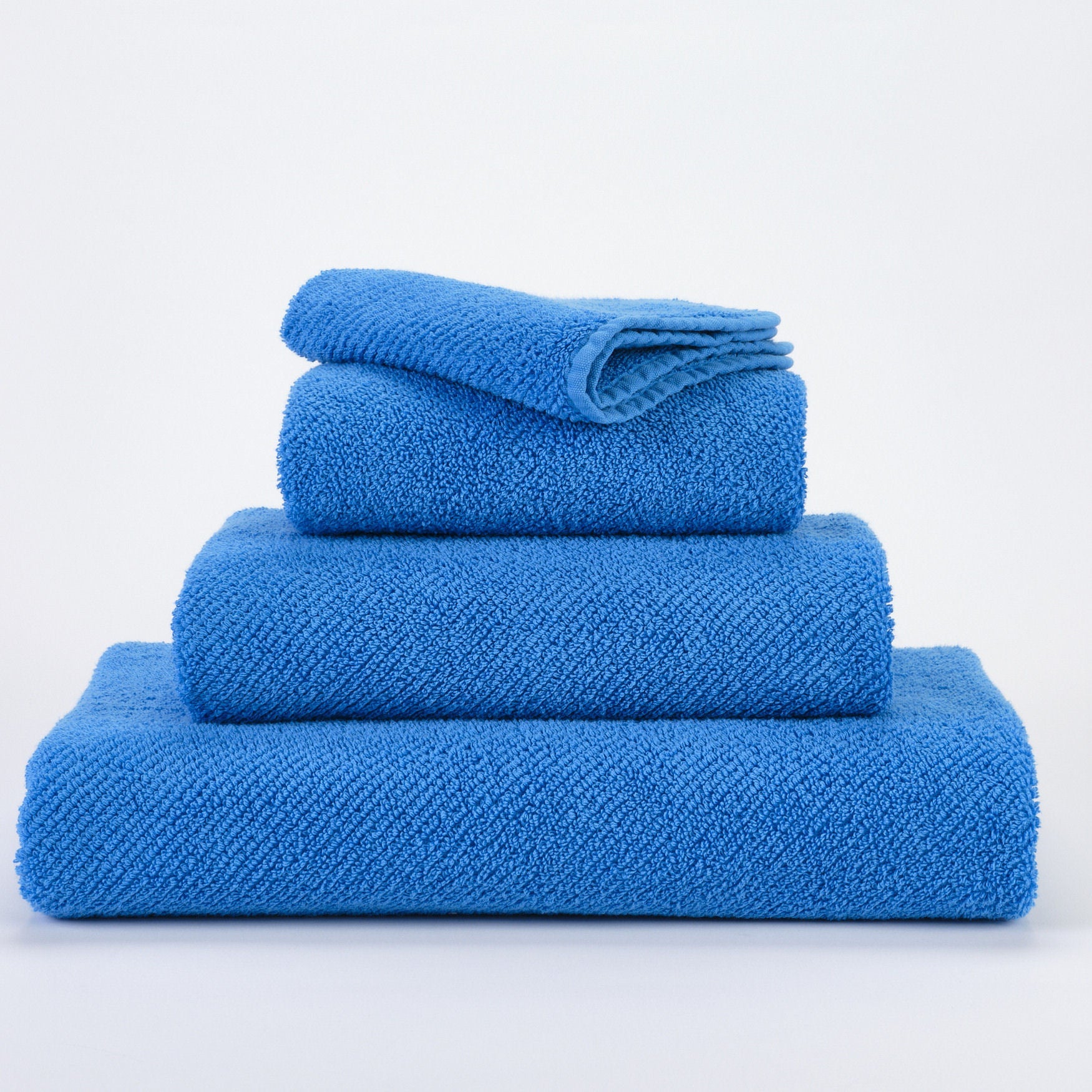Luxusní modrý ručník 383 Zanzibar ze 100% egyptské bavlny Giza 70 s texturou Twill Waterfall Bathrooms