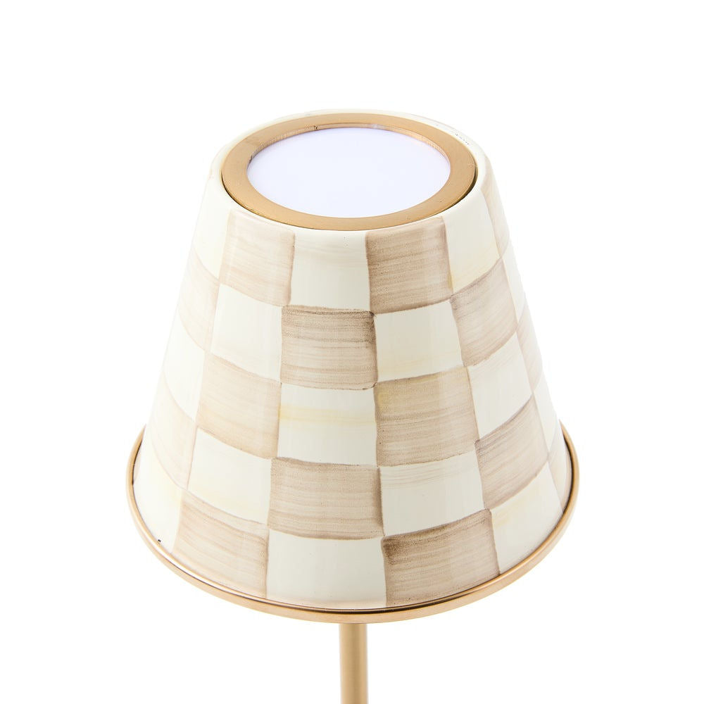 Luxusní kávově hnědá nabíjecí stolní LED lampa MacKenzie-Childs Mocha Check Cafe Waterfall Bathrooms