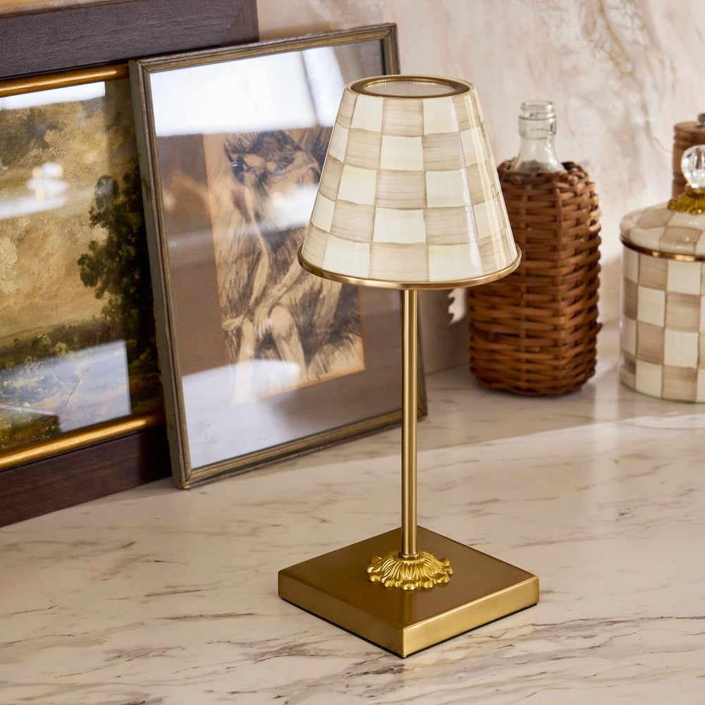 Luxusní kávově hnědá nabíjecí stolní LED lampa MacKenzie-Childs Mocha Check Cafe Waterfall Bathrooms