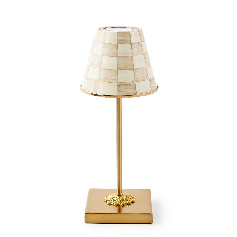 Luxusní kávově hnědá nabíjecí stolní LED lampa MacKenzie-Childs Mocha Check Cafe Waterfall Bathrooms