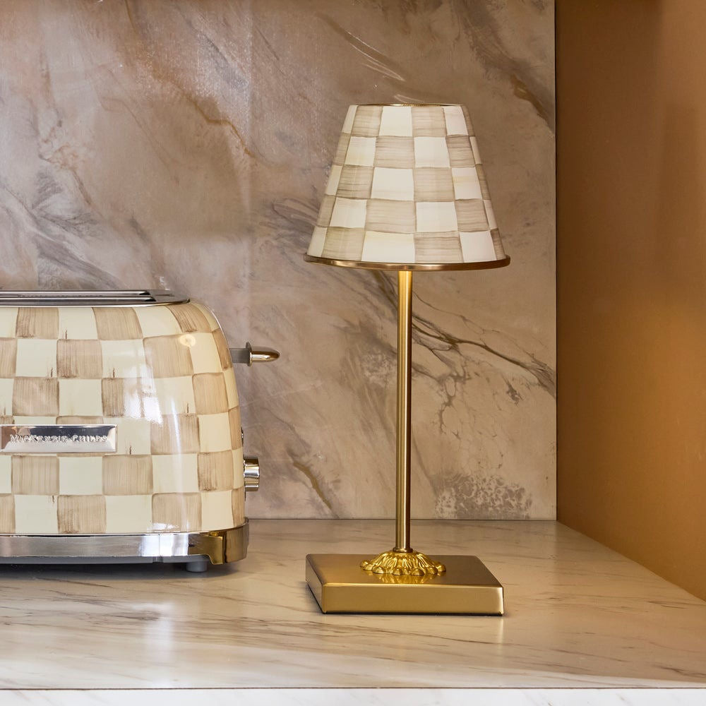 Luxusní kávově hnědá nabíjecí stolní LED lampa MacKenzie-Childs Mocha Check Cafe Waterfall Bathrooms