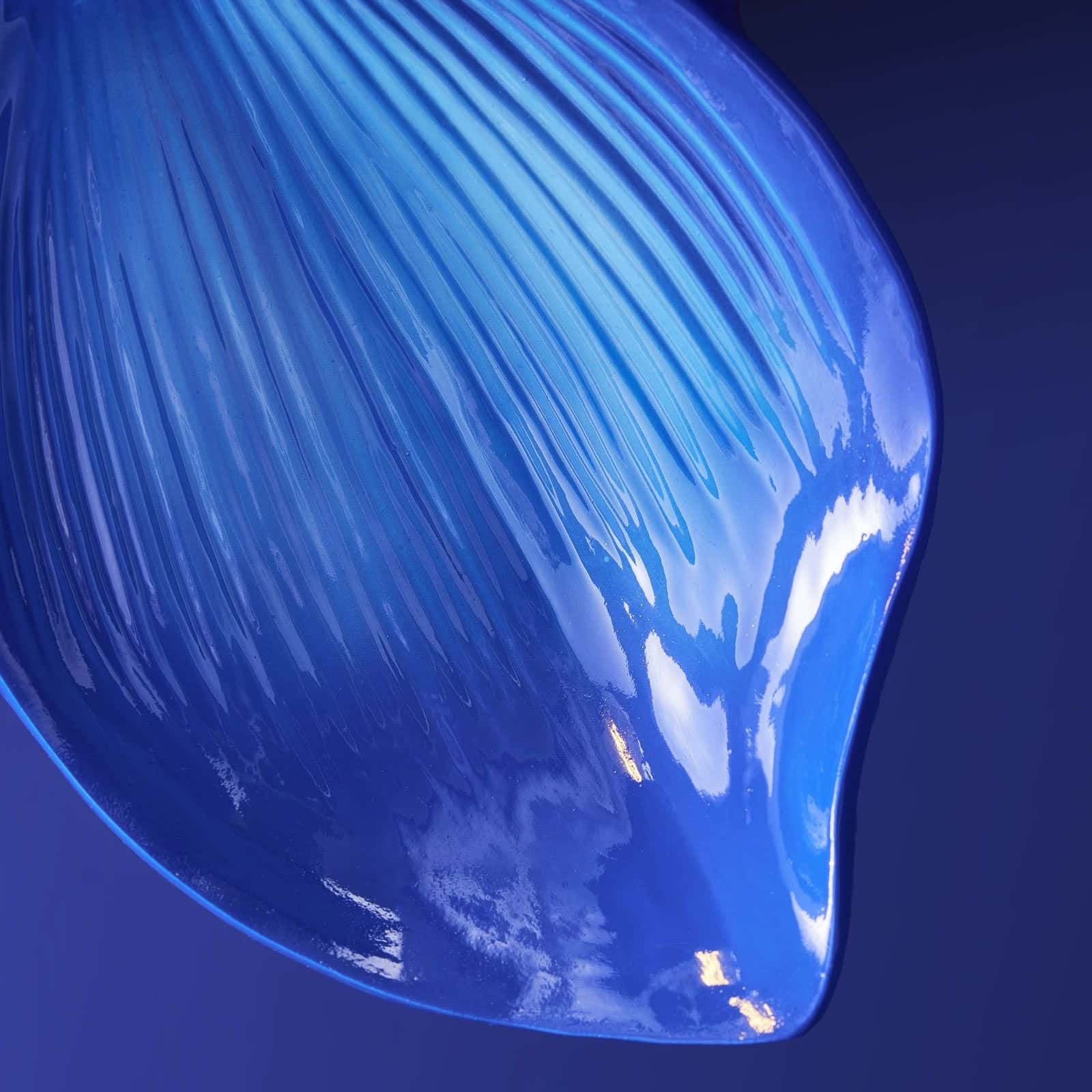 Modré nástěnné svítidlo Bloom ve tvaru květiny s elegantním lesklým povrchem skvěle doplní váš moderní interiér - Waterfall Bathrooms