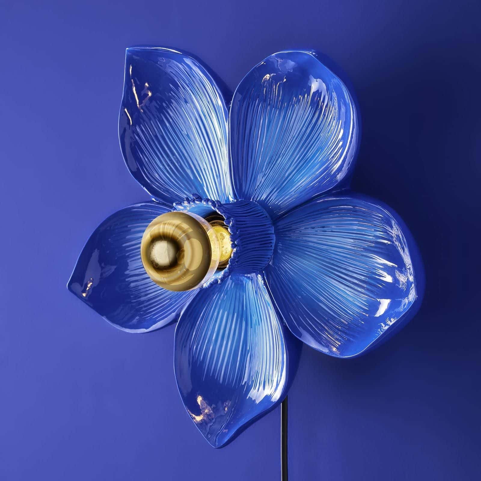 Modré nástěnné svítidlo Bloom ve tvaru květiny s elegantním lesklým povrchem skvěle doplní váš moderní interiér - Waterfall Bathrooms