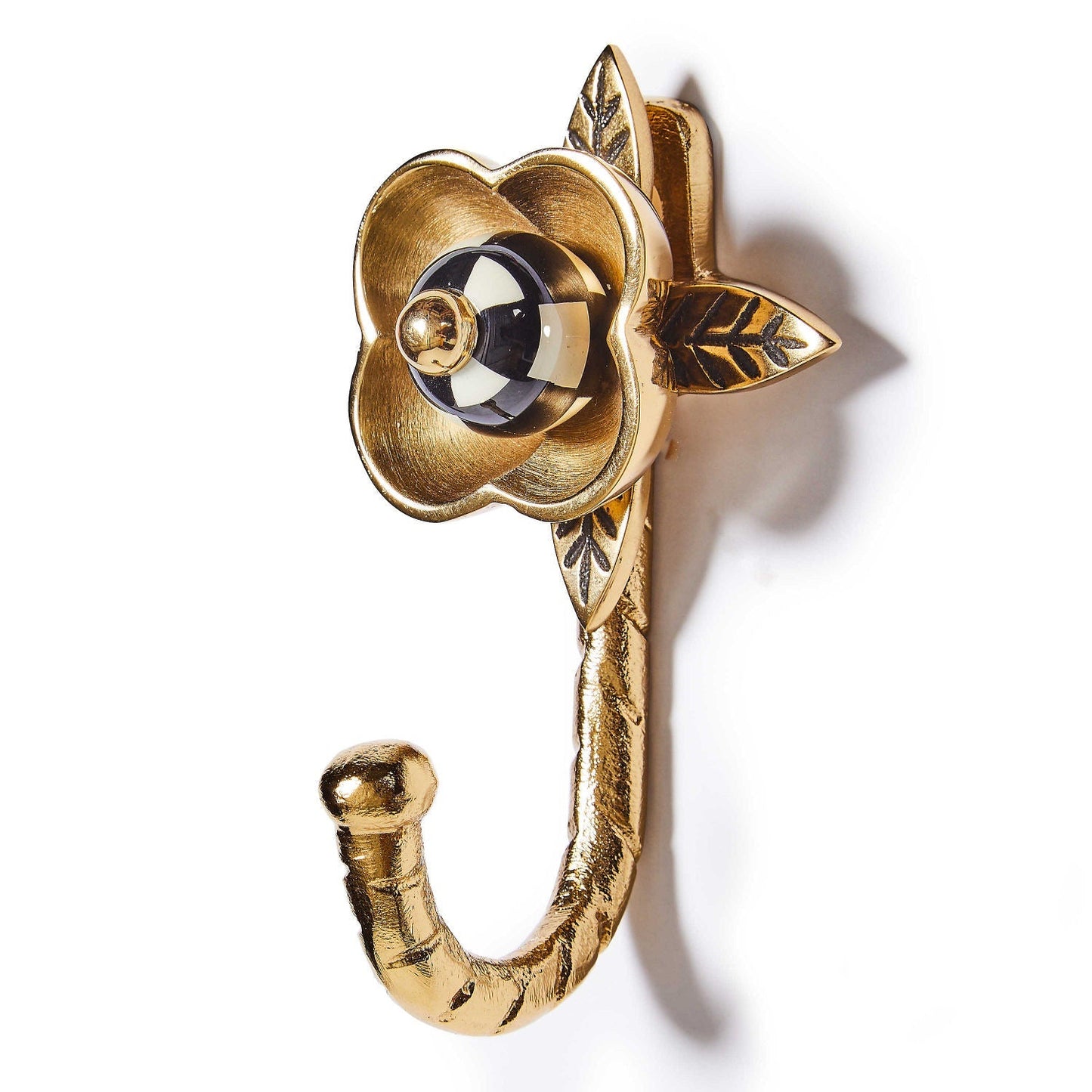 Luxusní zlatý nástěnný háček MacKenzie-Childs Petal Gold s ručně malovaným detailem Waterfall Bathrooms