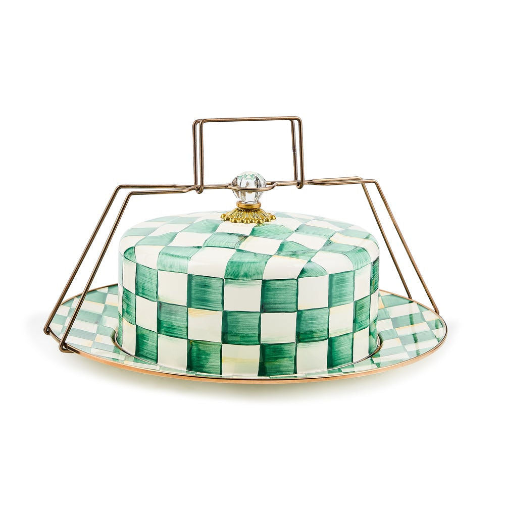 Poklop na dort Emerald Check od MacKenzie-Childs ve smaragdově zelené barvě elegantně doplní každý jídelní stůl. - Waterfall Bathrooms