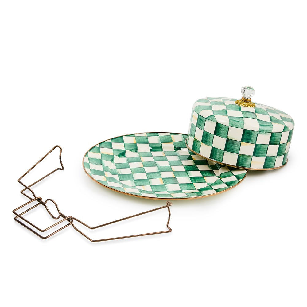 Poklop na dort Emerald Check od MacKenzie-Childs ve smaragdově zelené barvě elegantně doplní každý jídelní stůl. - Waterfall Bathrooms